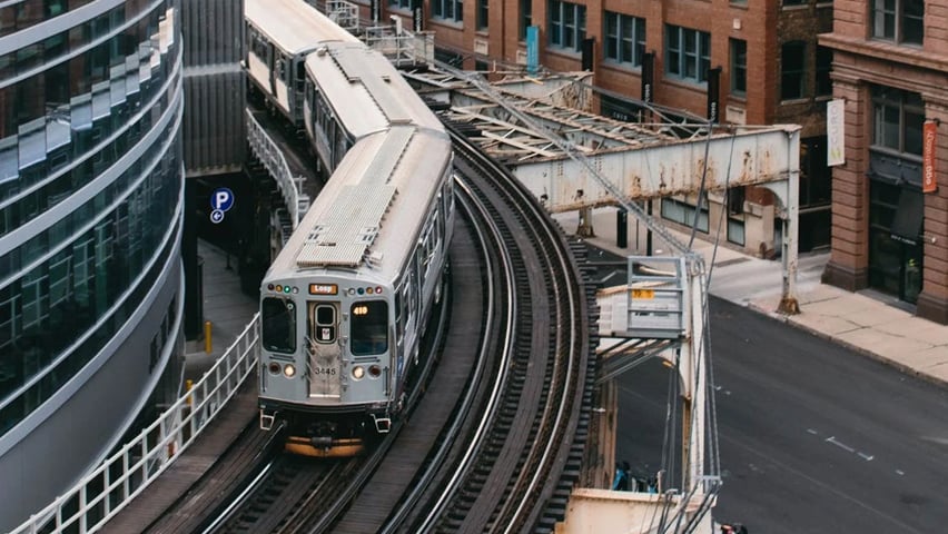A light rail train going through Chicago